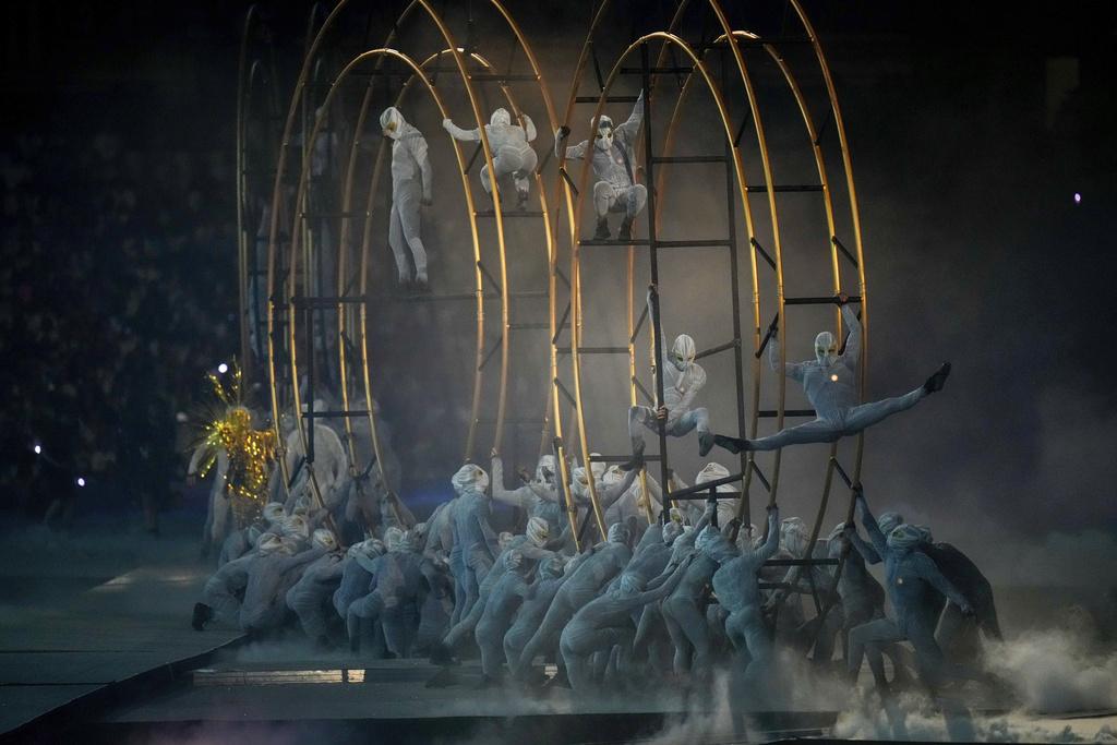 閉幕禮不乏歌舞藝術表演,當中亦有向奧運發源地希臘致敬的環節。(美聯社)