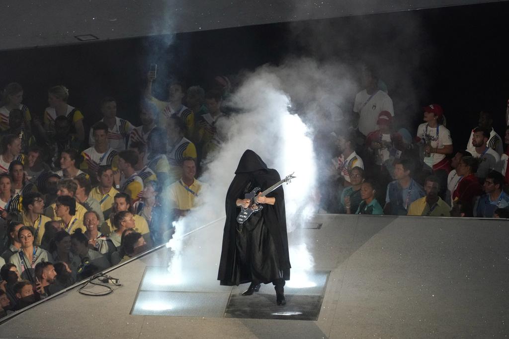 閉幕禮不乏歌舞藝術表演,當中亦有向奧運發源地希臘致敬的環節。(美聯社)