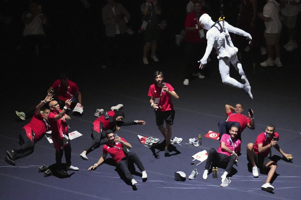 閉幕禮不乏歌舞藝術表演,當中亦有向奧運發源地希臘致敬的環節。(美聯社)