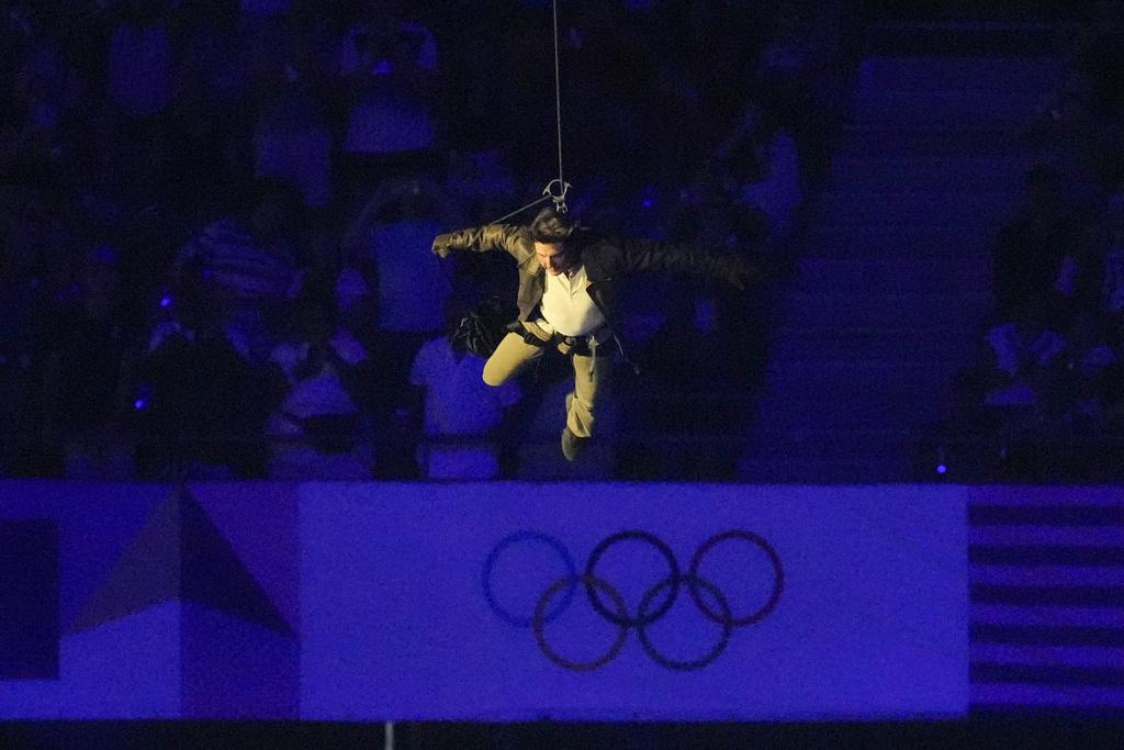 國際巨星湯告魯斯從場館高空降落,將奧運旗帶走,交棒下屆洛杉磯奧運。(美聯社)
