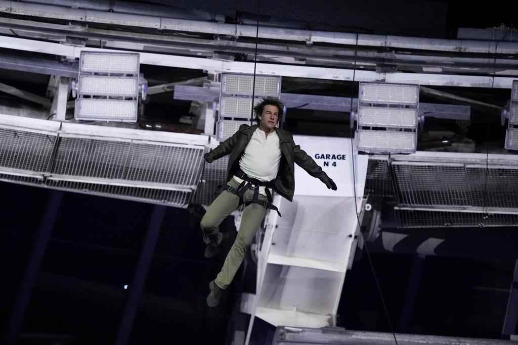 國際巨星湯告魯斯從場館高空降落,將奧運旗帶走,交棒下屆洛杉磯奧運。(美聯社)