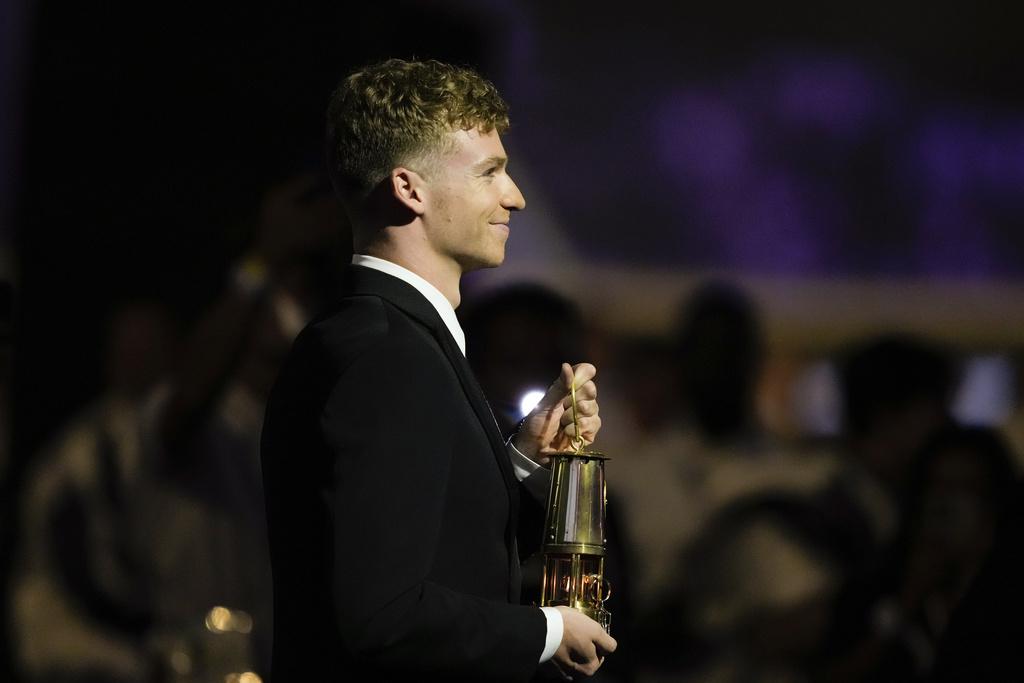 巴黎奧運閉幕禮在一片煙火下完滿結束。(美聯社)