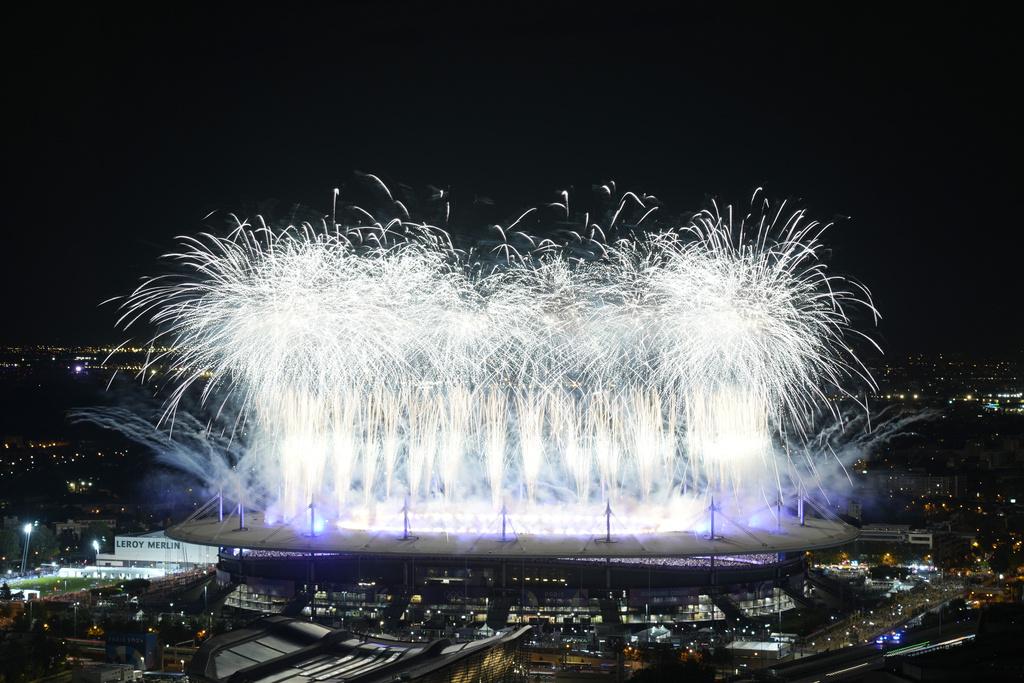 巴黎奧運閉幕禮在一片煙火下完滿結束。(美聯社)