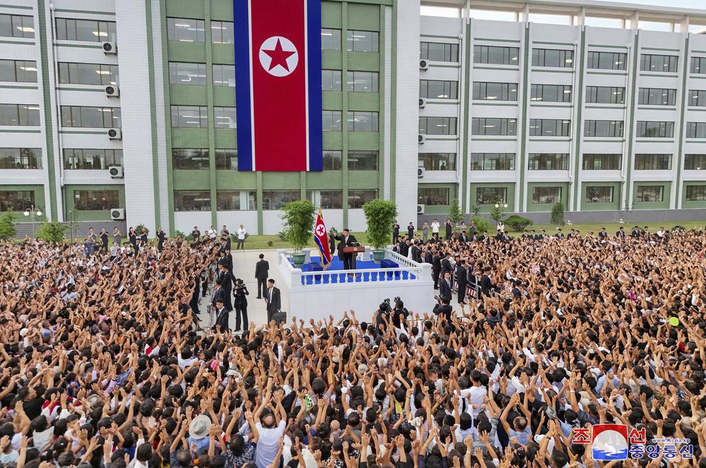 金正恩上周四(15日)對大批被遷移到平壤的水災災民發表講話。(美聯社)