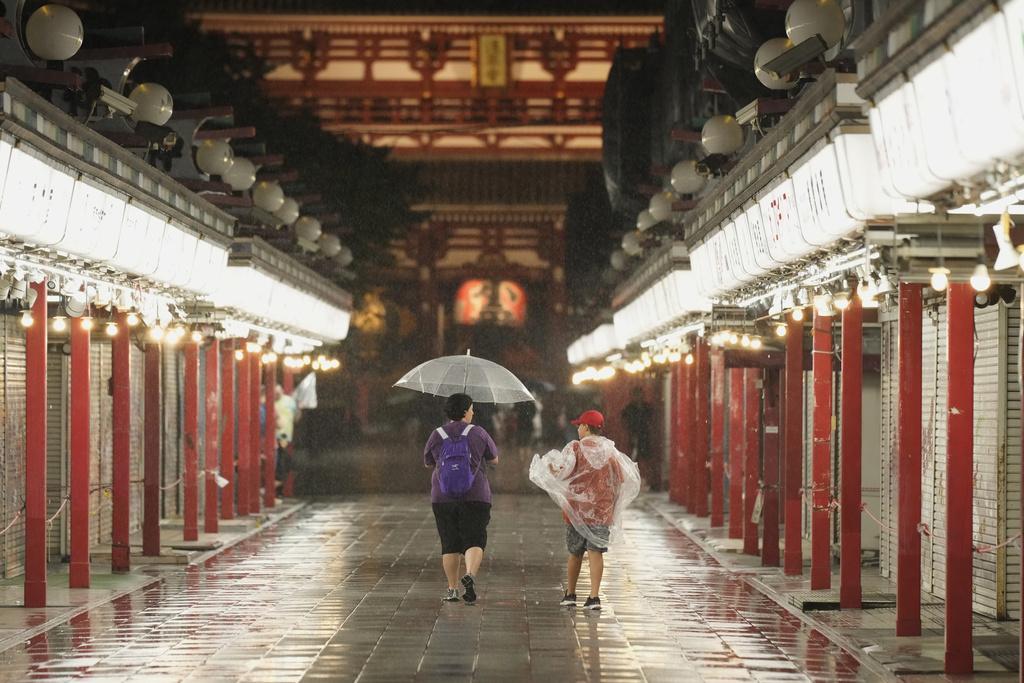 東京淺草寺遊客區在下雨晚上,商店關門後人流疏落。(資料圖片)