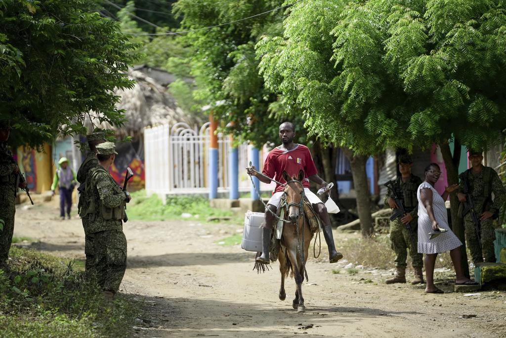 哈里梅根到訪哥倫比亞。(美聯社)