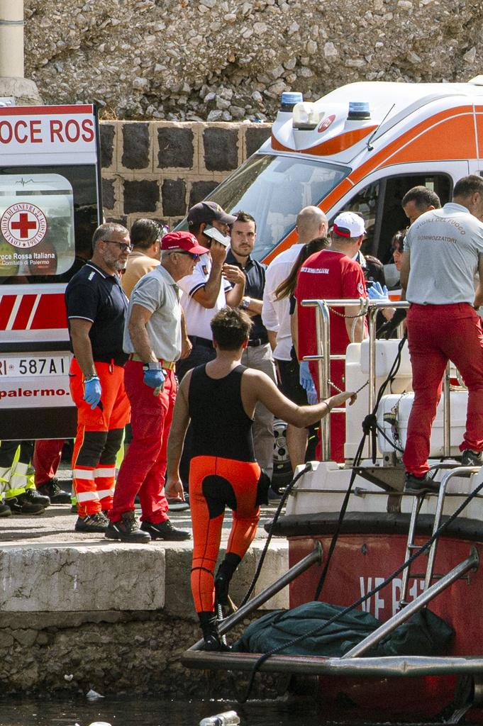 海岸衛隊把遇難者遺體運回岸上。(美聯社)