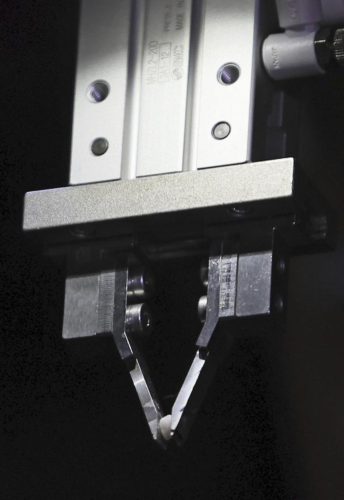 東京電力原本計劃放置的核燃料抽取機器。(美聯社)