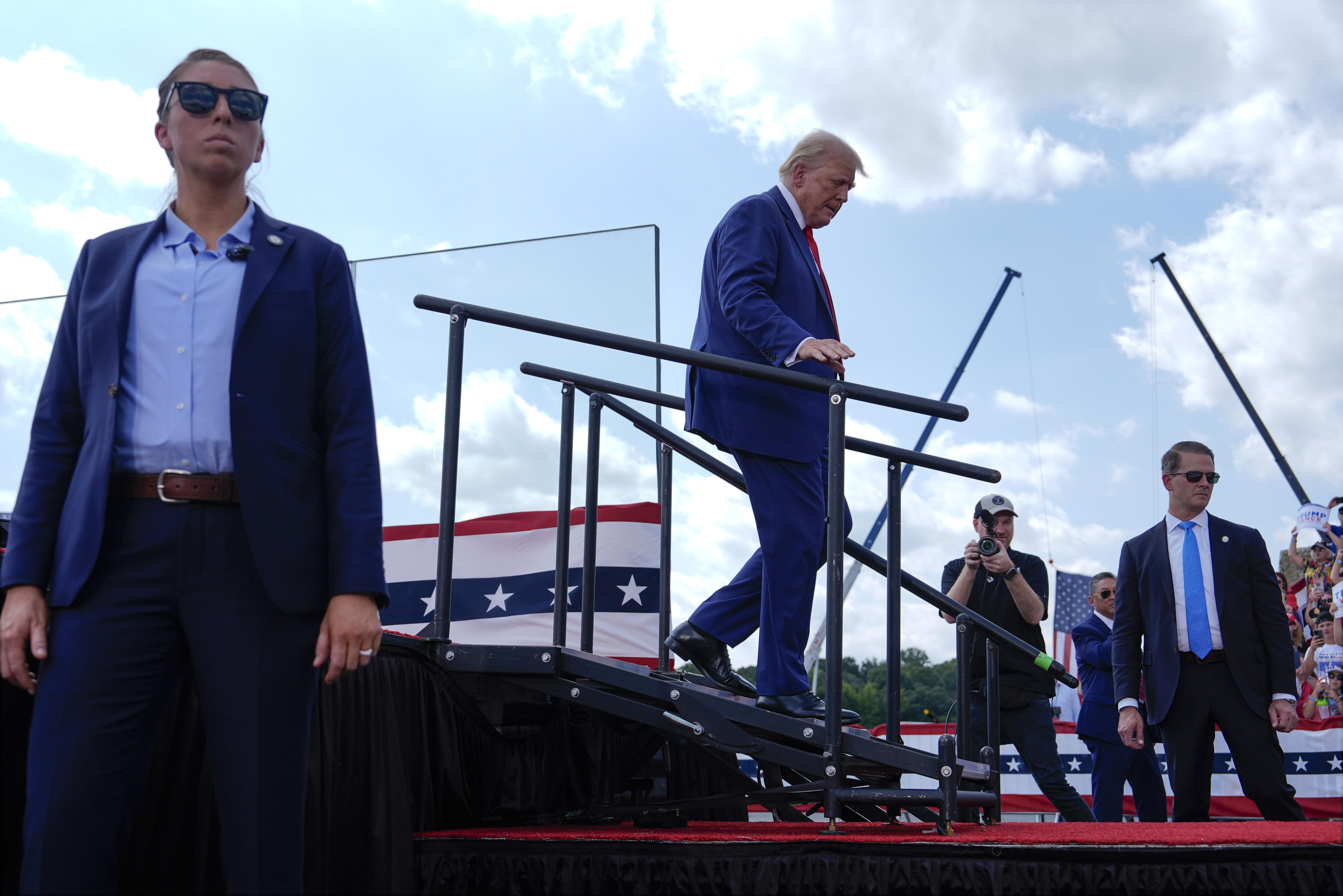 特朗普到北卡羅萊納州舉行戶外造勢大會,是遭遇槍擊事件以來的首次,講台上加設防彈玻璃,會場附近的屋頂上亦署狙擊手(美聯社)