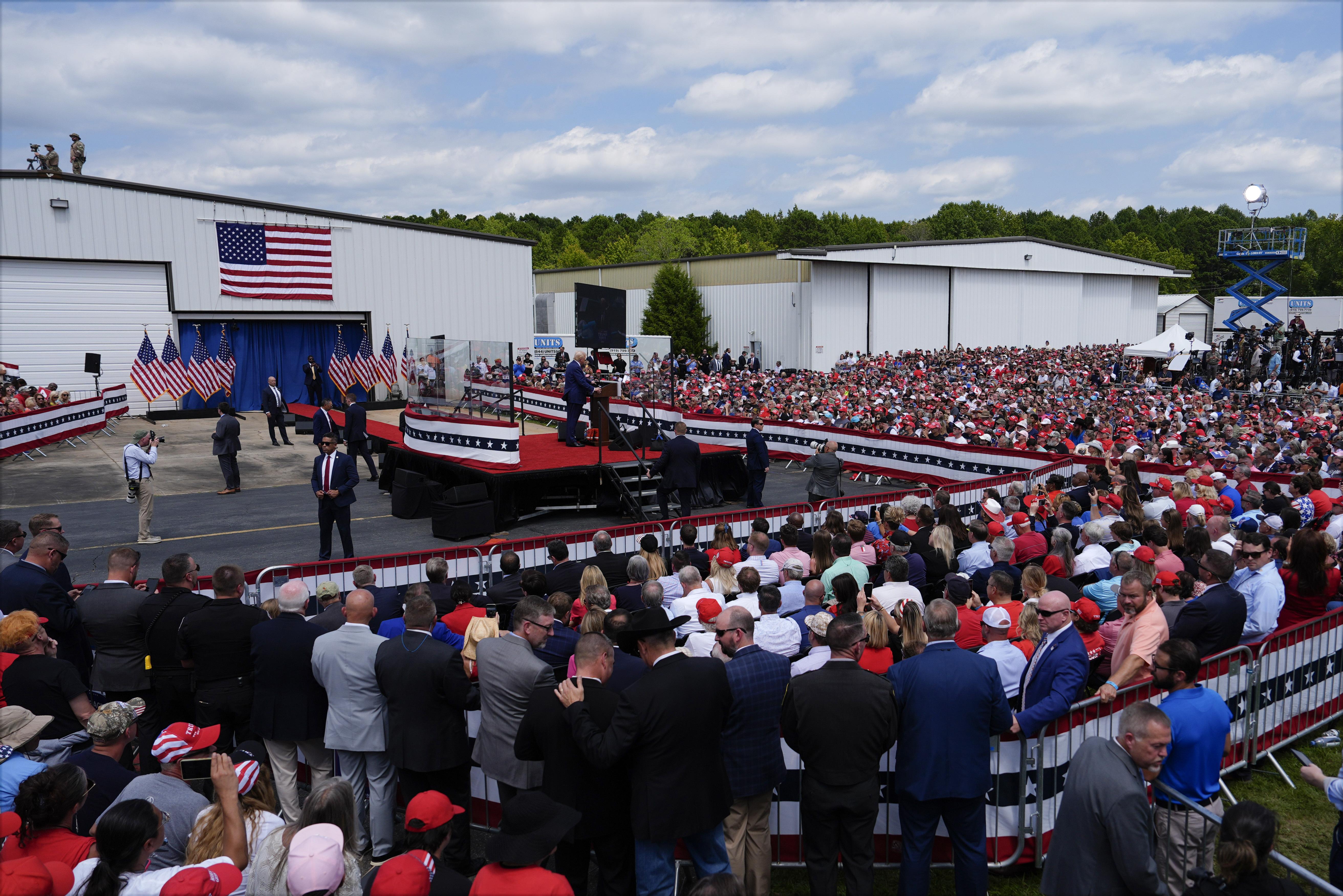 特朗普到北卡羅萊納州舉行戶外造勢大會,是遭遇槍擊事件以來的首次,講台上加設防彈玻璃,會場附近的屋頂上亦署狙擊手(美聯社)