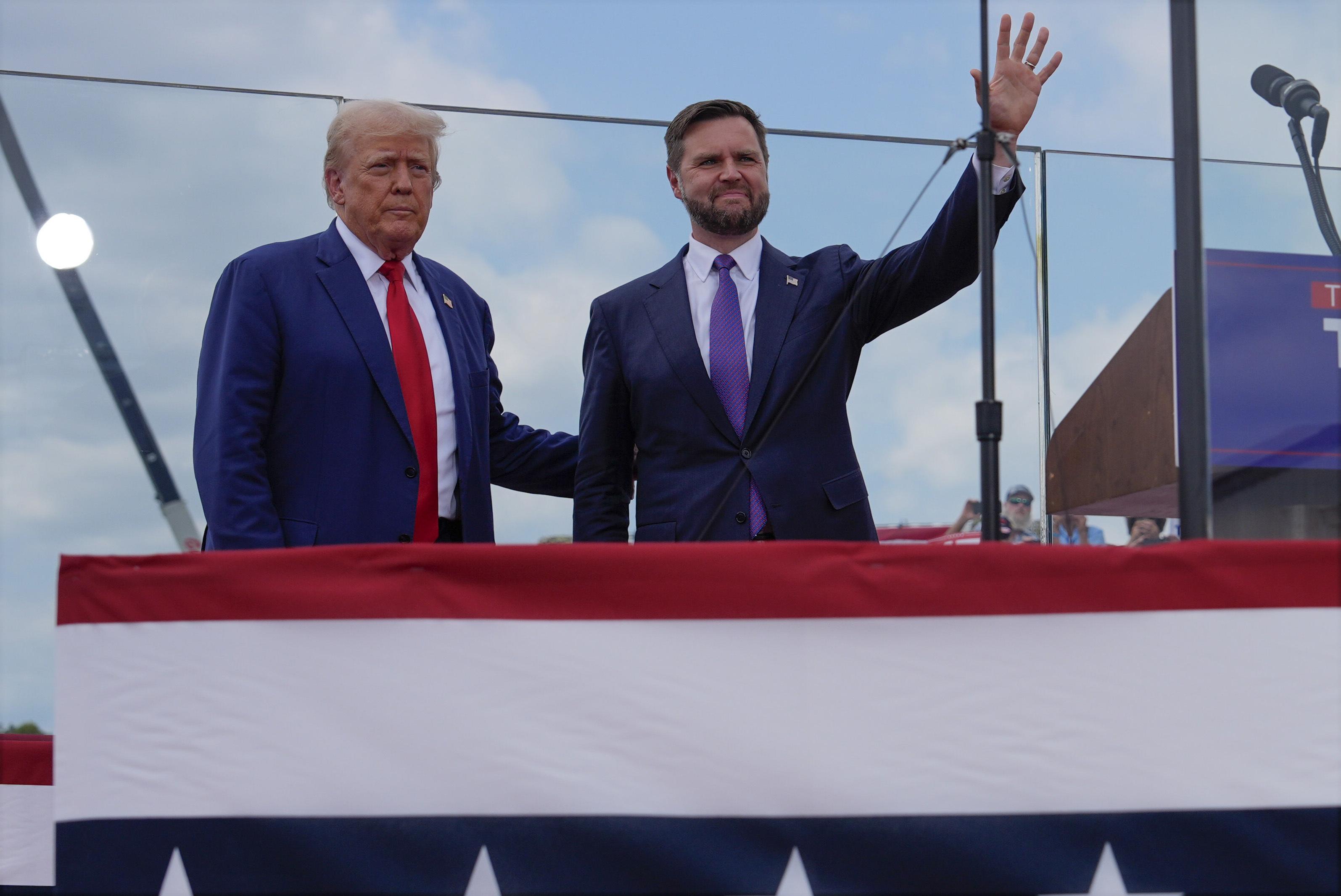 美國共和黨總統候選人、前總統特朗普及副總統候選人萬斯到搖擺州份北卡羅萊納州舉行戶外造勢大會(美聯社)