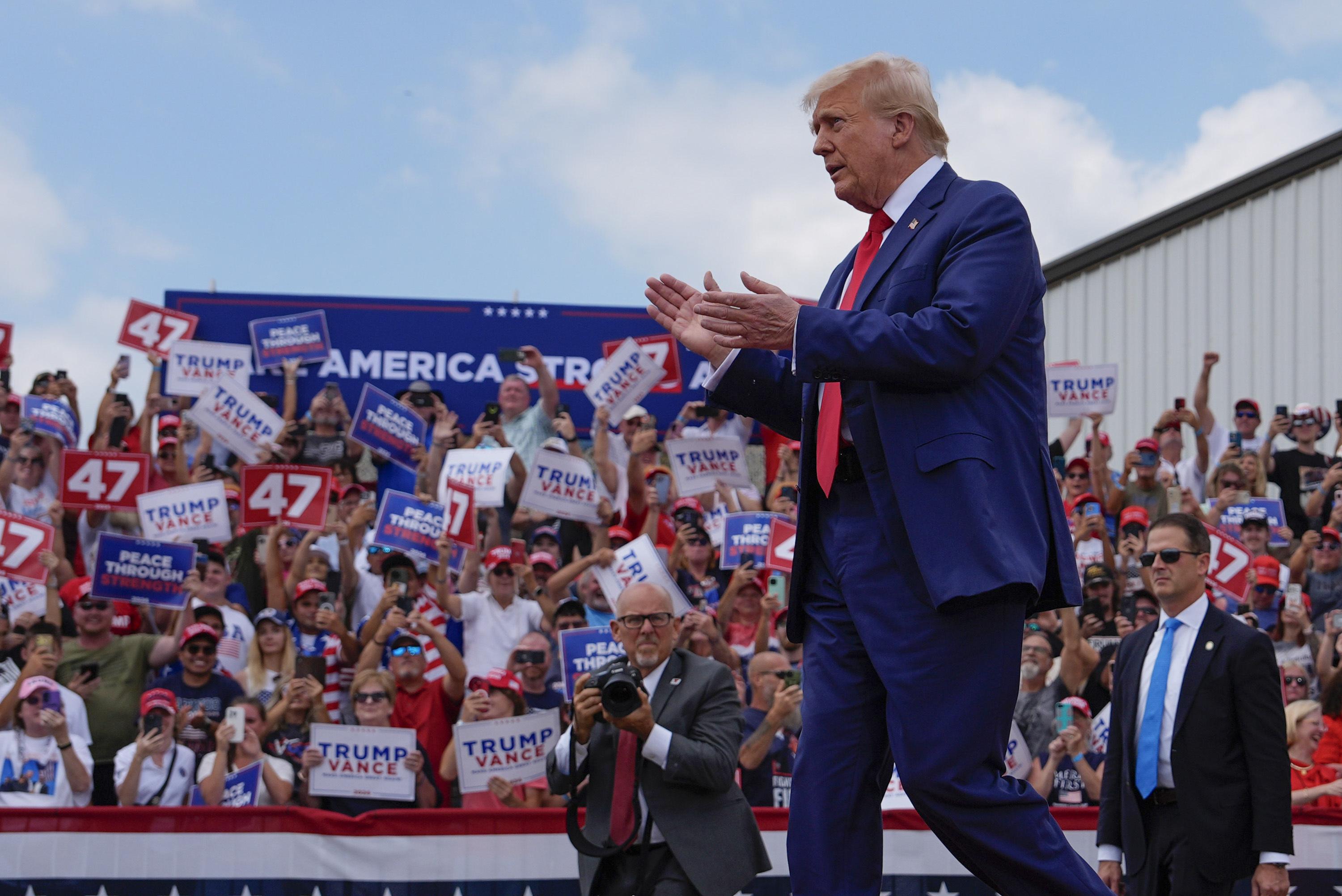 特朗普到北卡羅萊納州舉行戶外造勢大會,是遭遇槍擊事件以來的首次,講台上加設防彈玻璃,會場附近的屋頂上亦署狙擊手(美聯社)