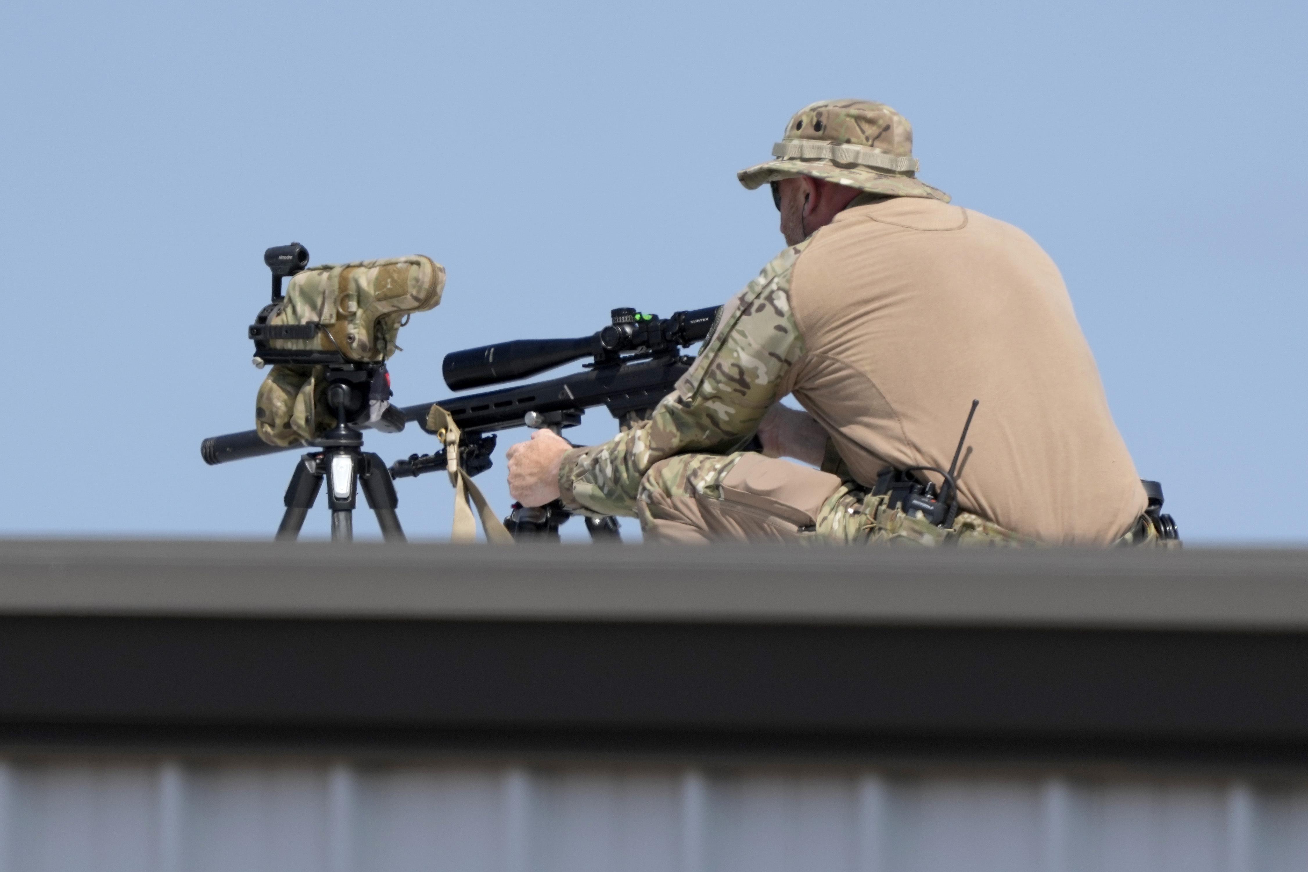 特朗普到北卡羅萊納州舉行戶外造勢大會,是遭遇槍擊事件以來的首次,講台上加設防彈玻璃,會場附近的屋頂上亦署狙擊手(美聯社)