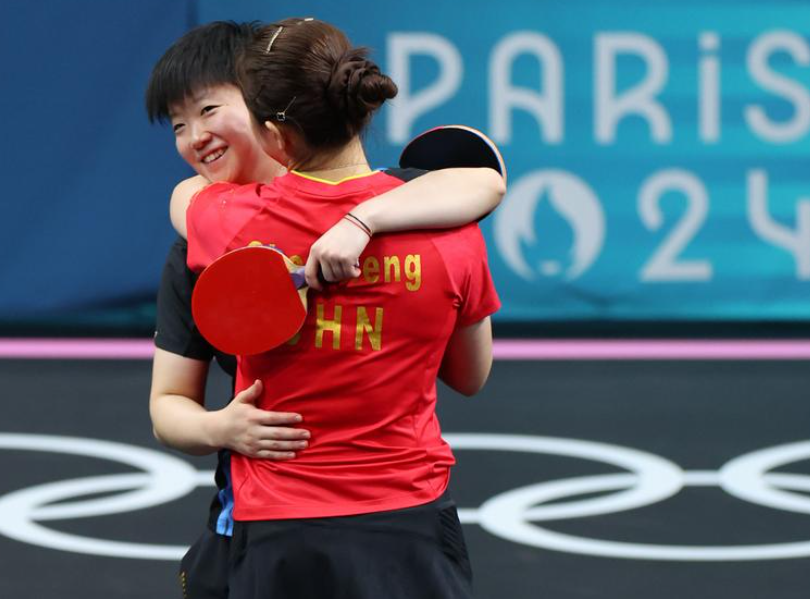 乒乓球女單決賽,陳夢(右)擊敗孫穎莎。(新華社)