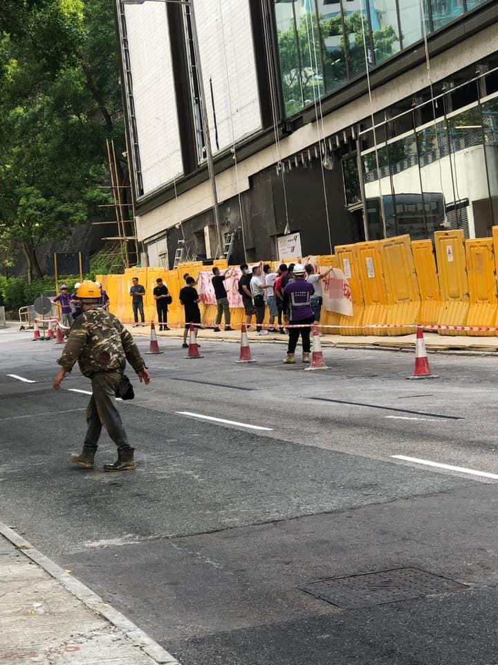 有工人在高超道28號一建築地盤外拉起橫額稱「有汗出冇糧出」、「還我血汗錢」,並用雪糕筒等雜物堵塞行車線。(油塘人之家FB)