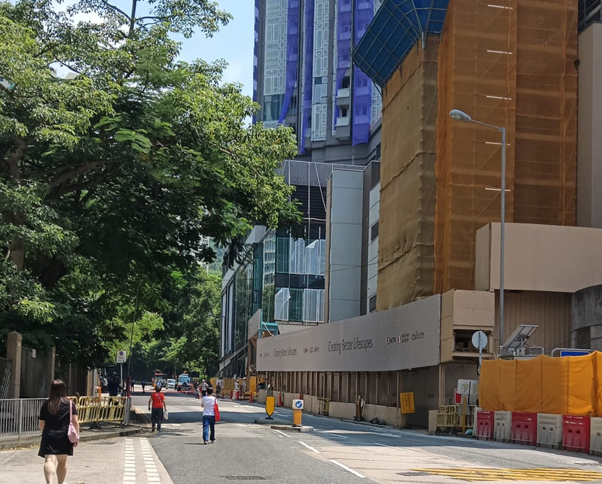 有工人在高超道28號一建築地盤外拉起橫額稱「有汗出冇糧出」、「還我血汗錢」,並用雪糕筒等雜物堵塞行車線。(油塘人之家FB)