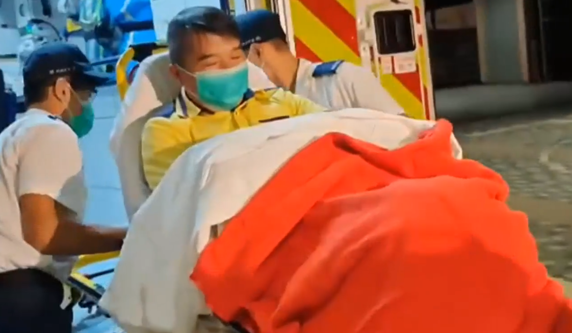 穿港鐵制服的52歲姓羅男鐵騎士手肘及膝蓋擦傷,清醒由救護車送威爾斯醫院治理。(有線新聞畫面)