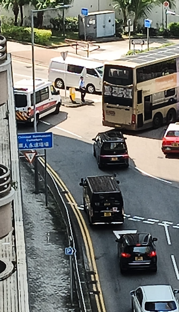 有工人在高超道28號一建築地盤外拉起橫額稱「有汗出冇糧出」、「還我血汗錢」,並用雪糕筒等雜物堵塞行車線。(油塘人之家FB)