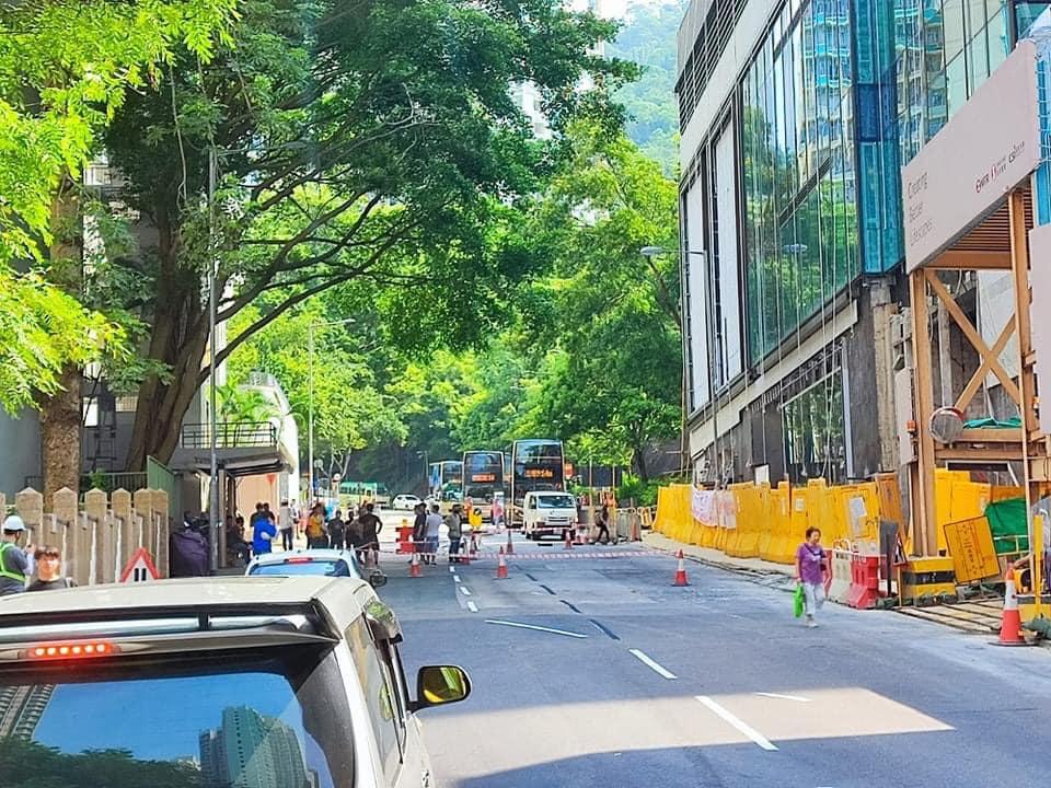 有工人在高超道28號一建築地盤外拉起橫額稱「有汗出冇糧出」、「還我血汗錢」,並用雪糕筒等雜物堵塞行車線。(香港交通及突發事故報料區FB)