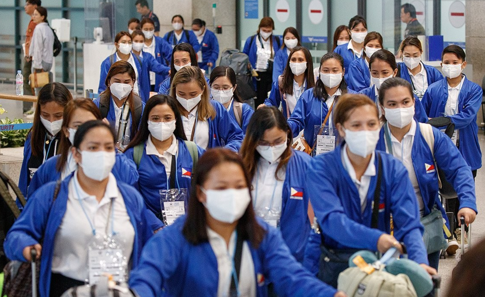 南韓首爾試行引入100名菲律賓家務護理人員,9月3日起為首爾家庭提供半年家政不留宿服務。工資按照南韓最低工資標準支付,每月至少238萬韓圜(約1.3萬港元)。(網上圖片)