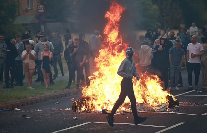 英國多地發生極右反移民示威騷亂持續(網上圖片)