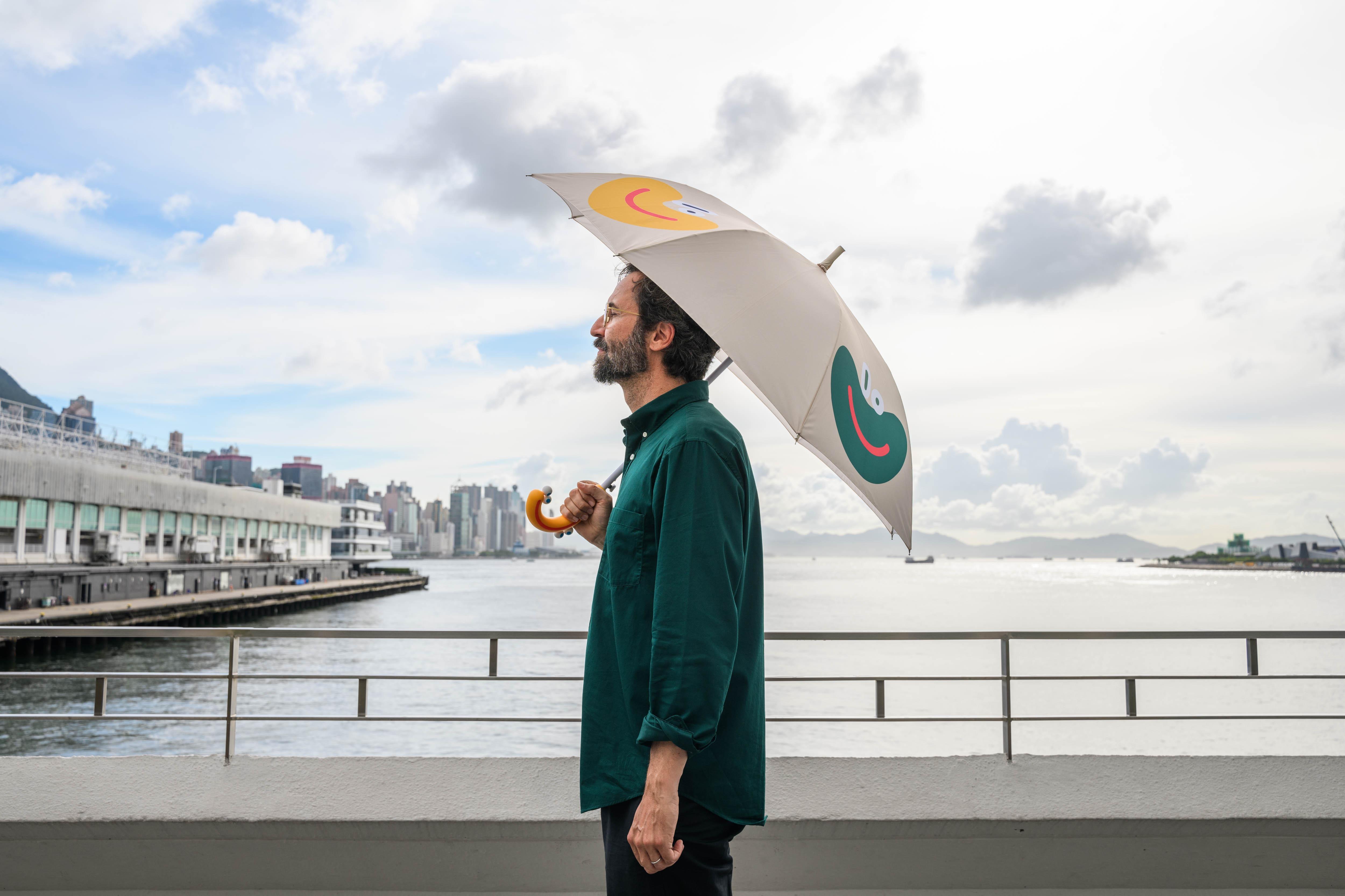 LUCAS ZANOTTO 再度聯乘海港城合作推出限量版雨傘,由傘面到手柄均盛載滿滿的笑容。