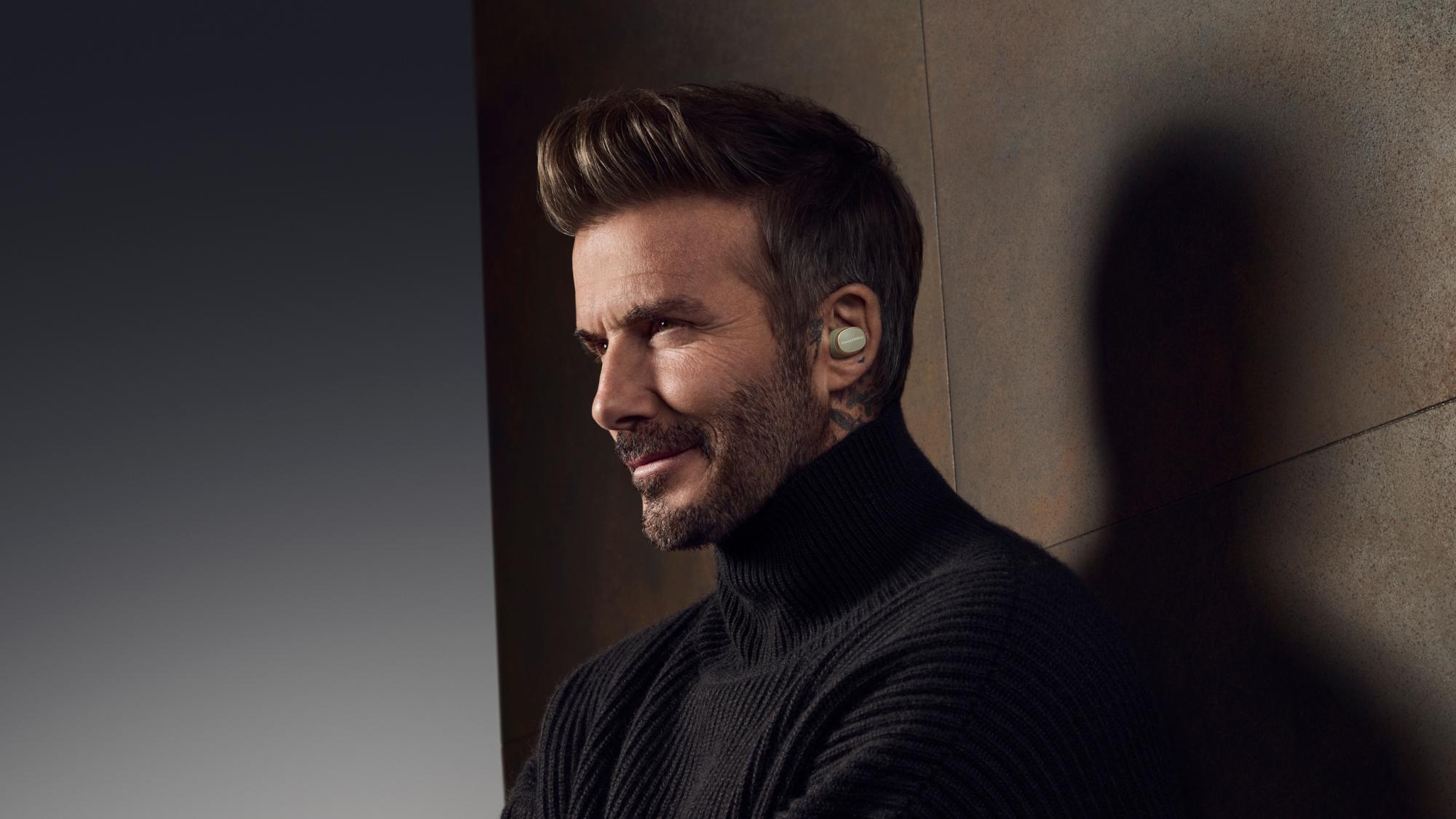 碧咸配戴全新翡翠綠色Bowers & Wilkins Pi8,時尚優雅。