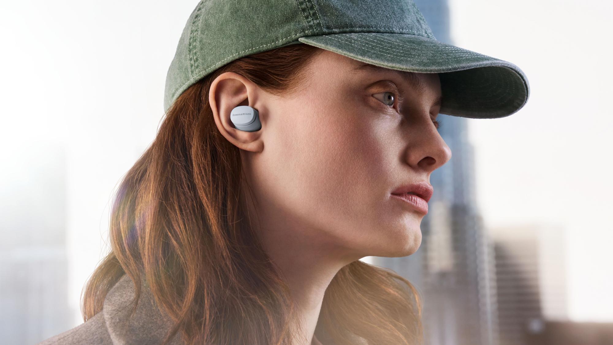 Bowers & Wilkins Pi6定位更加親民年青,同樣有24bit / 96kHz高保真音訊的AptX Adaptive 規格、高度降噪能力。