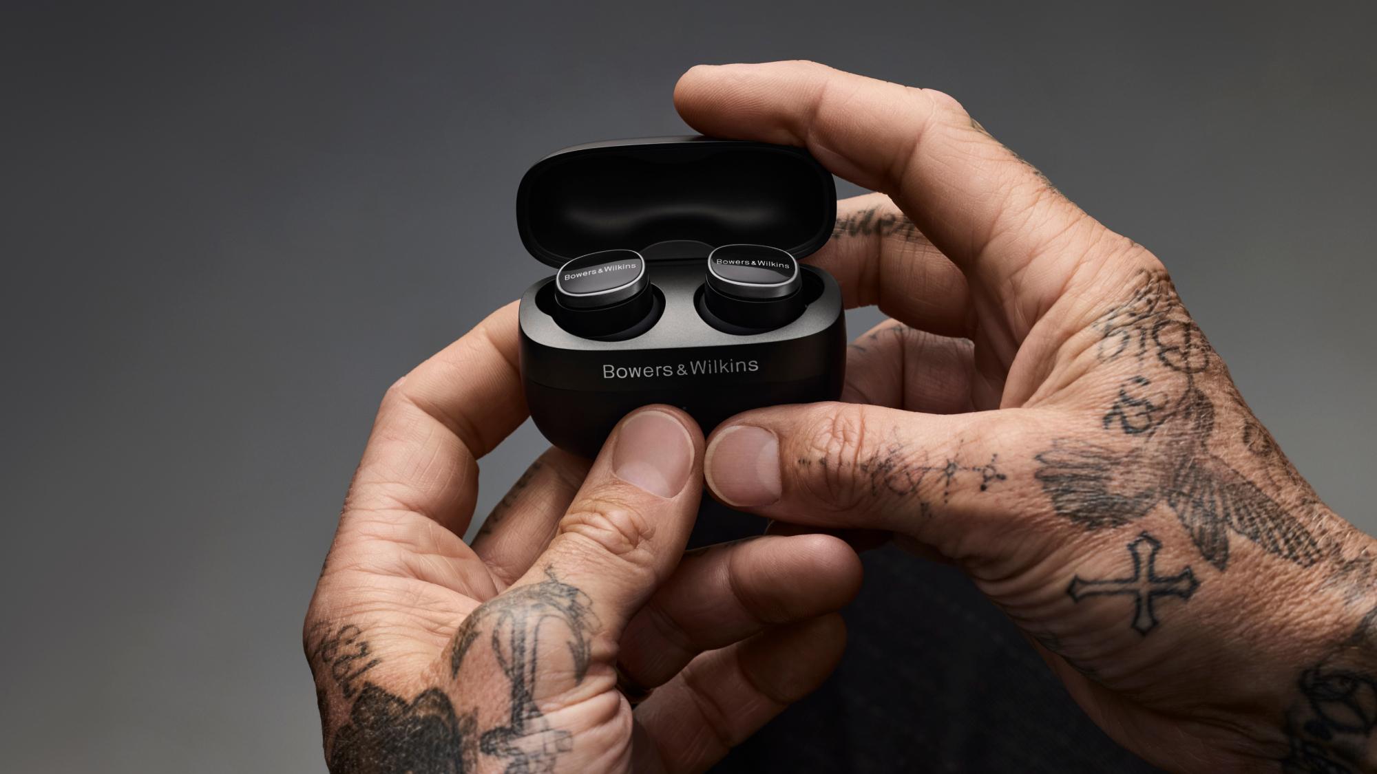 Bowers & Wilkins Pi8的智能充電盒更可當作一個支援 aptX Adaptive制式的「無線音頻發射器」。