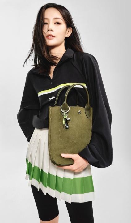 著上Longchamp新裝的李一桐,以時尚的姿態迎接生活。