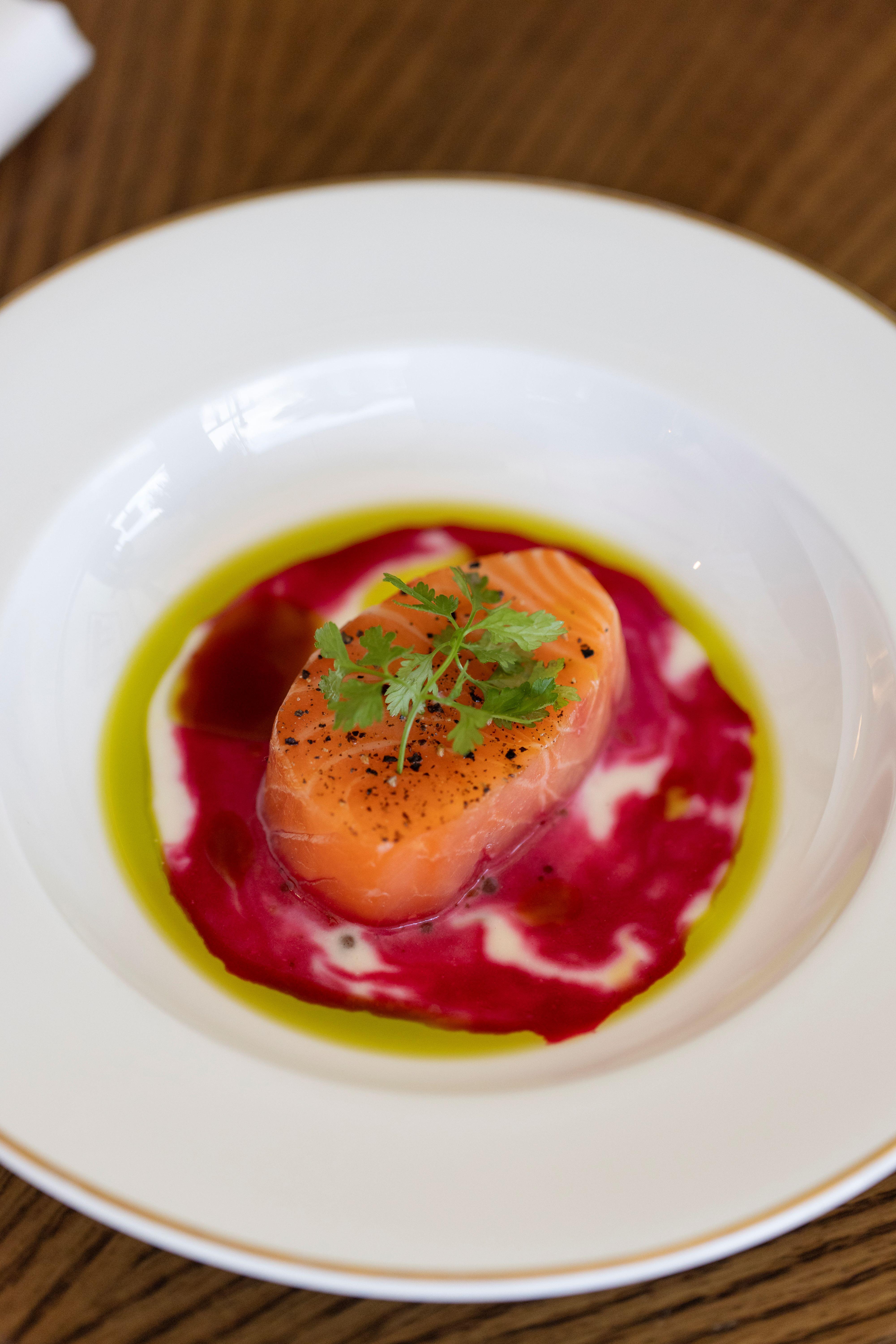 開胃前菜為煙燻三文魚配紅菜頭汁及蒔蘿,佐以 Fortnum & Mason 的辣根乳酪,口感輕盈清新。