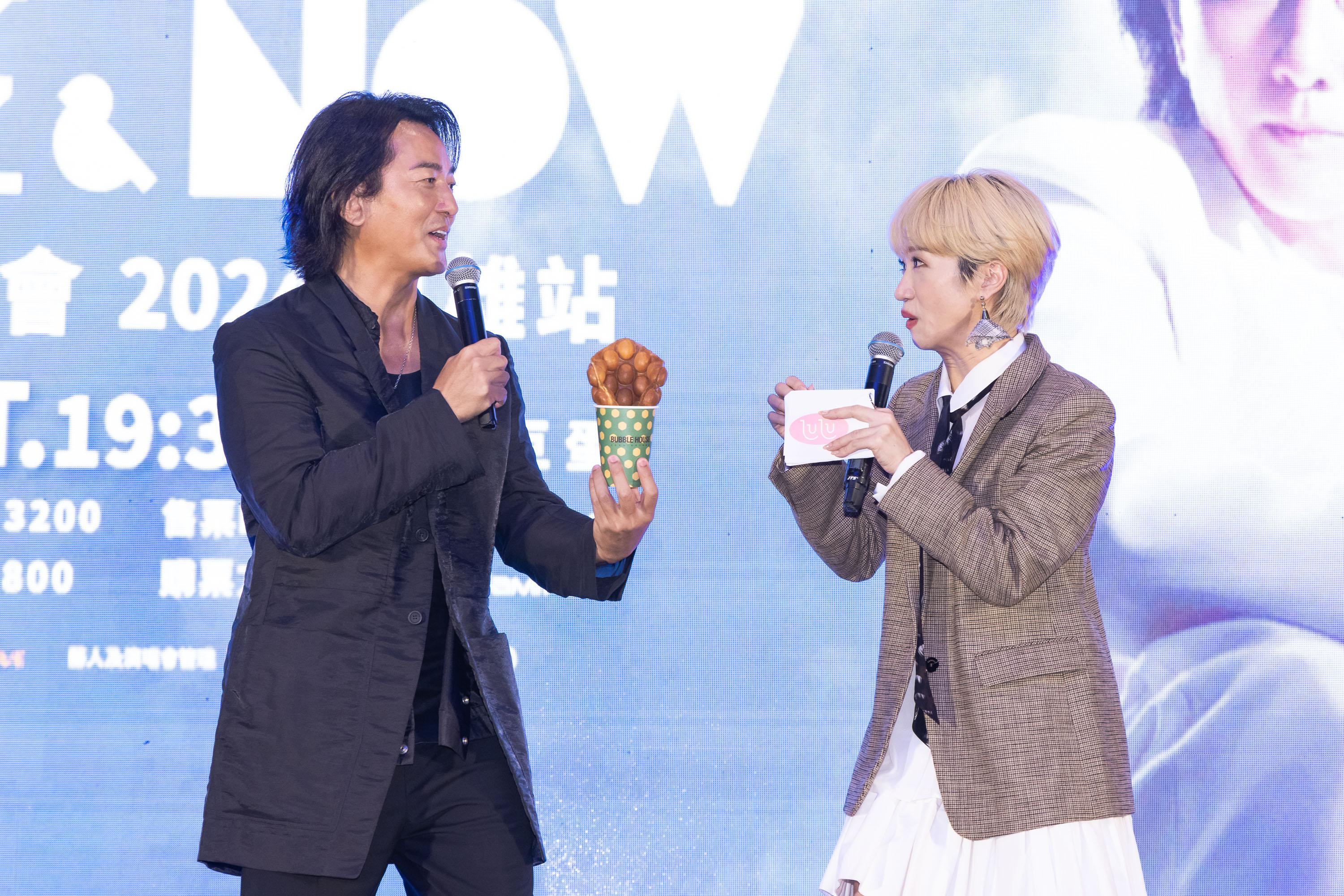 鄭伊健向主持人請教,即席學台語歌。