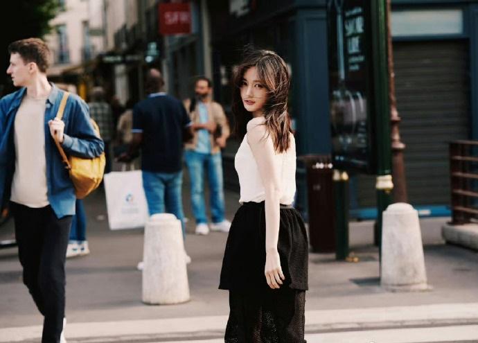 李一桐於巴黎街頭,拍下不少美照。