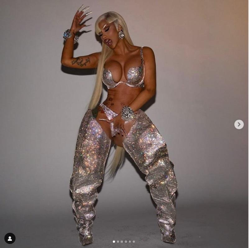 以口不擇言形象,於樂壇贏得名聲Cardi B,是美國唱片工業協會(RIAA)鑽石認證歌曲最多的女rapper。