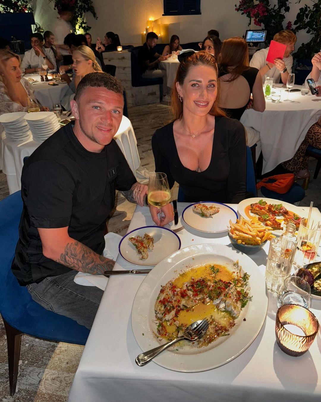 紐卡素的捷比亞(Kieran Trippier)與妻子Charlotte一家五口出現感情危機。(Charlotte IG)