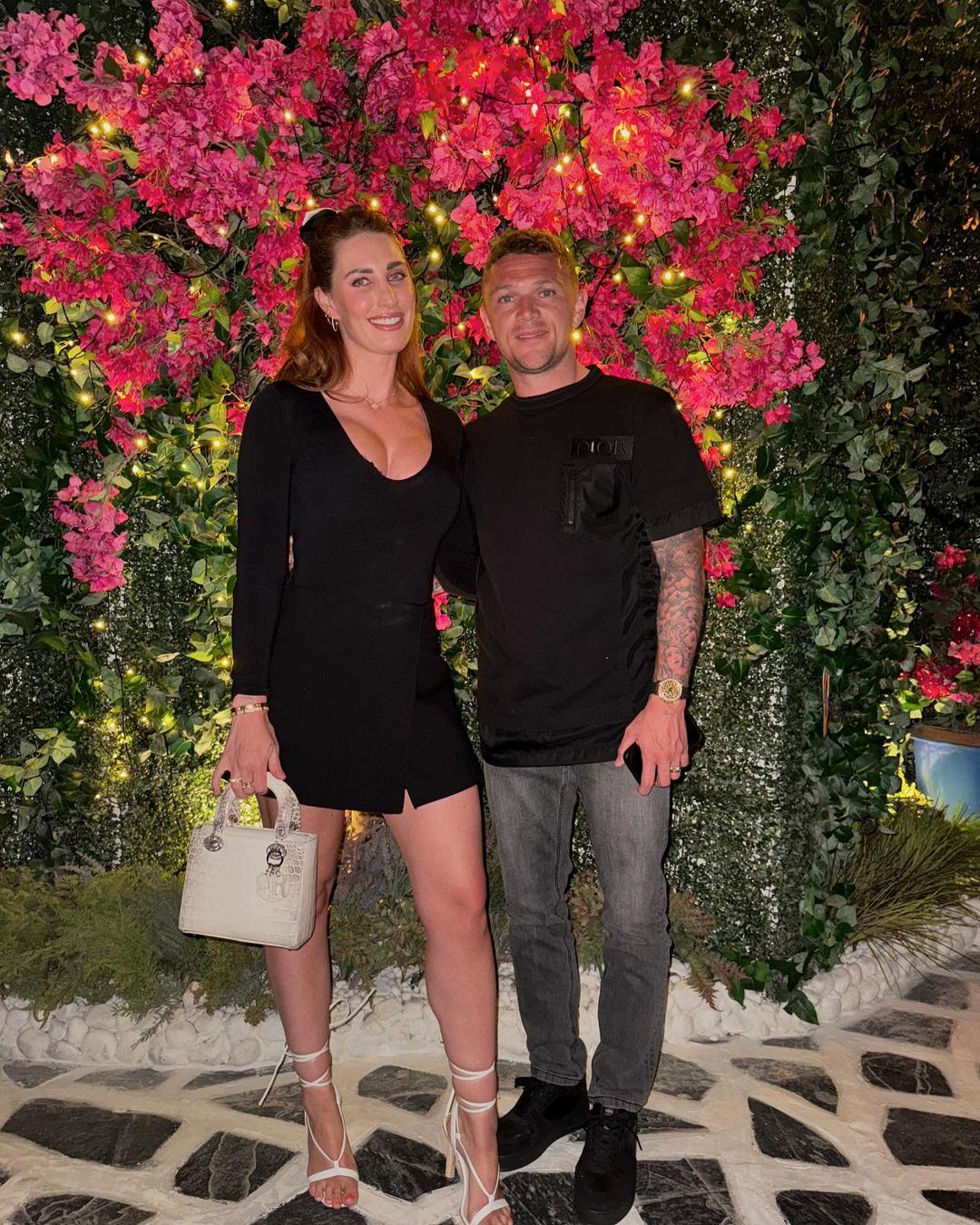 紐卡素的捷比亞(Kieran Trippier)與妻子Charlotte一家五口出現感情危機。(Charlotte IG)