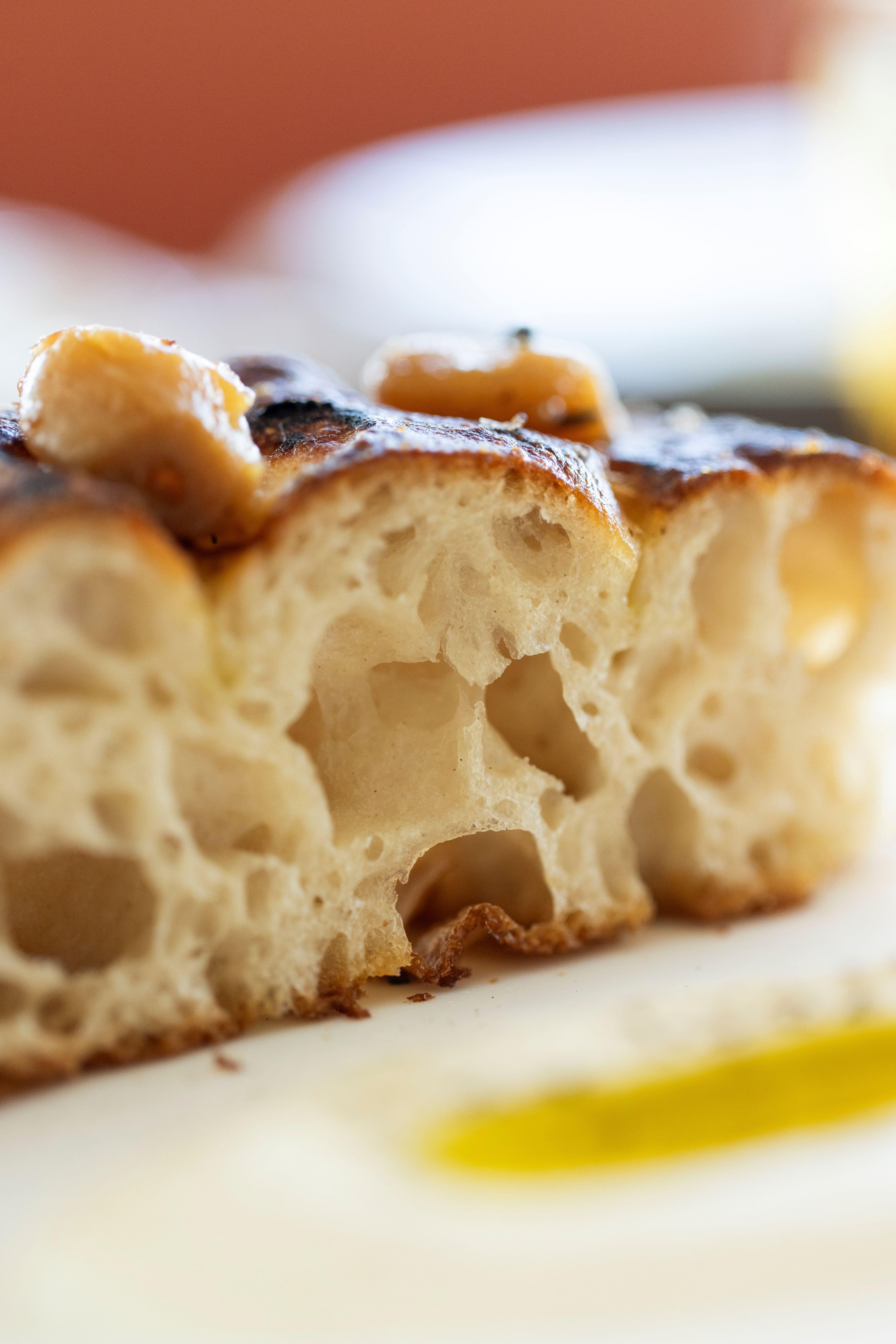 Andrew 更特意為期間限定菜單炮製的餐前麵包 ── 油封大蒜及迷 迭香酸種意式麵包配羅勒芝士