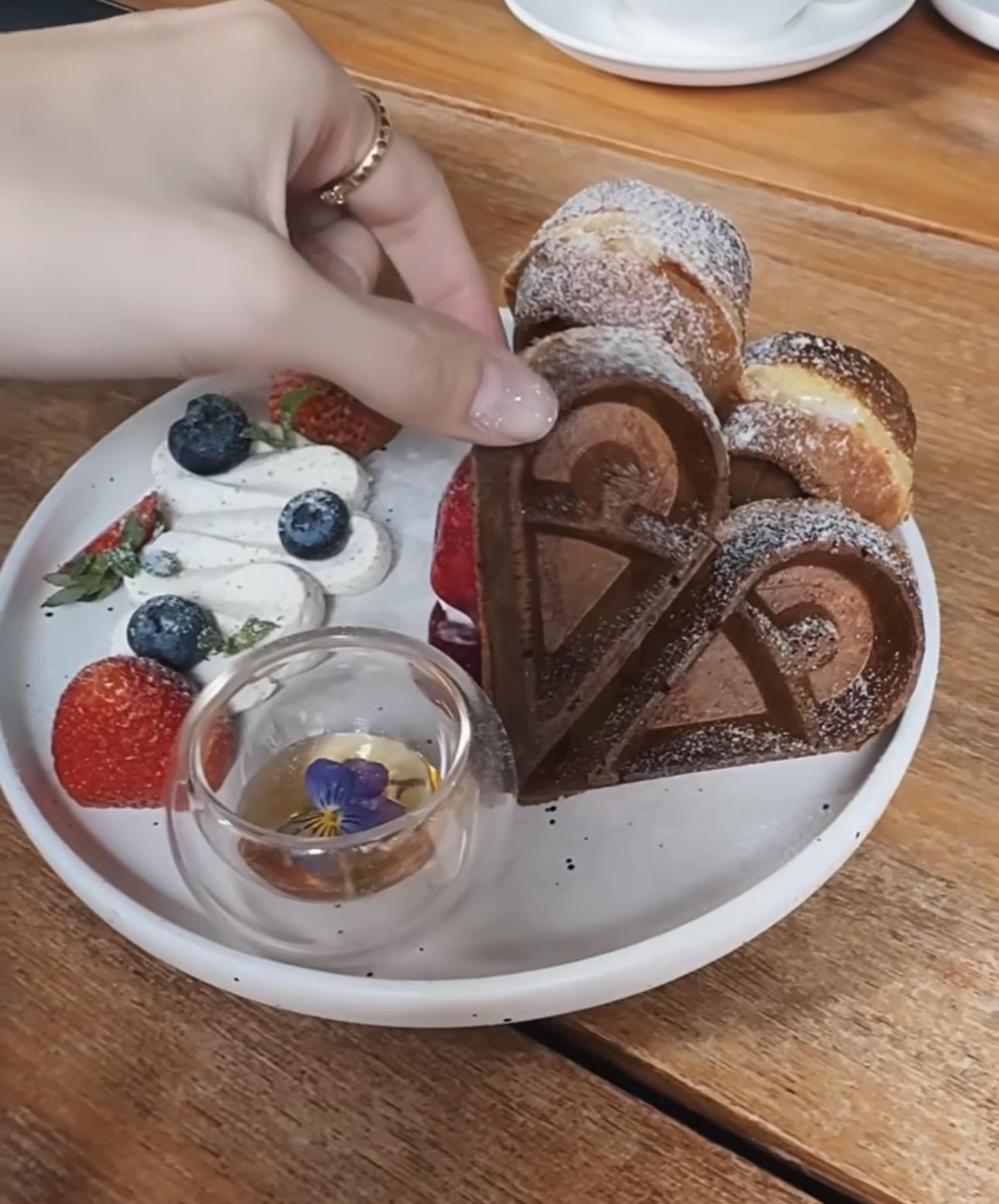 大嘆葡撻、奄仔蟹、魚子醬、心形窩夫等等。