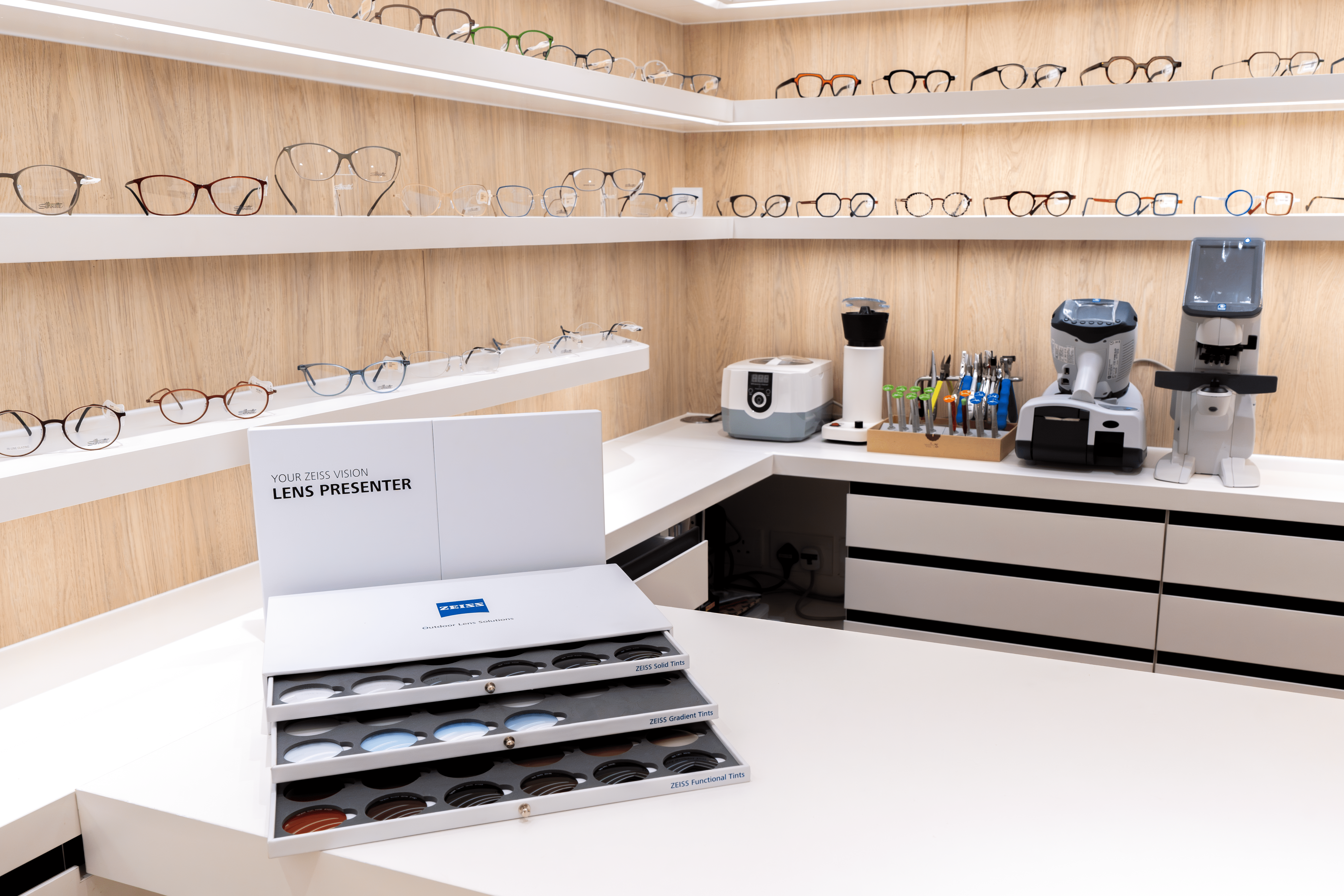 蔡司i.Technology技術的鏡片結合了眼睛光學指紋及個人化數據而量身訂造,締造更銳利、清晰且明亮的視覺。