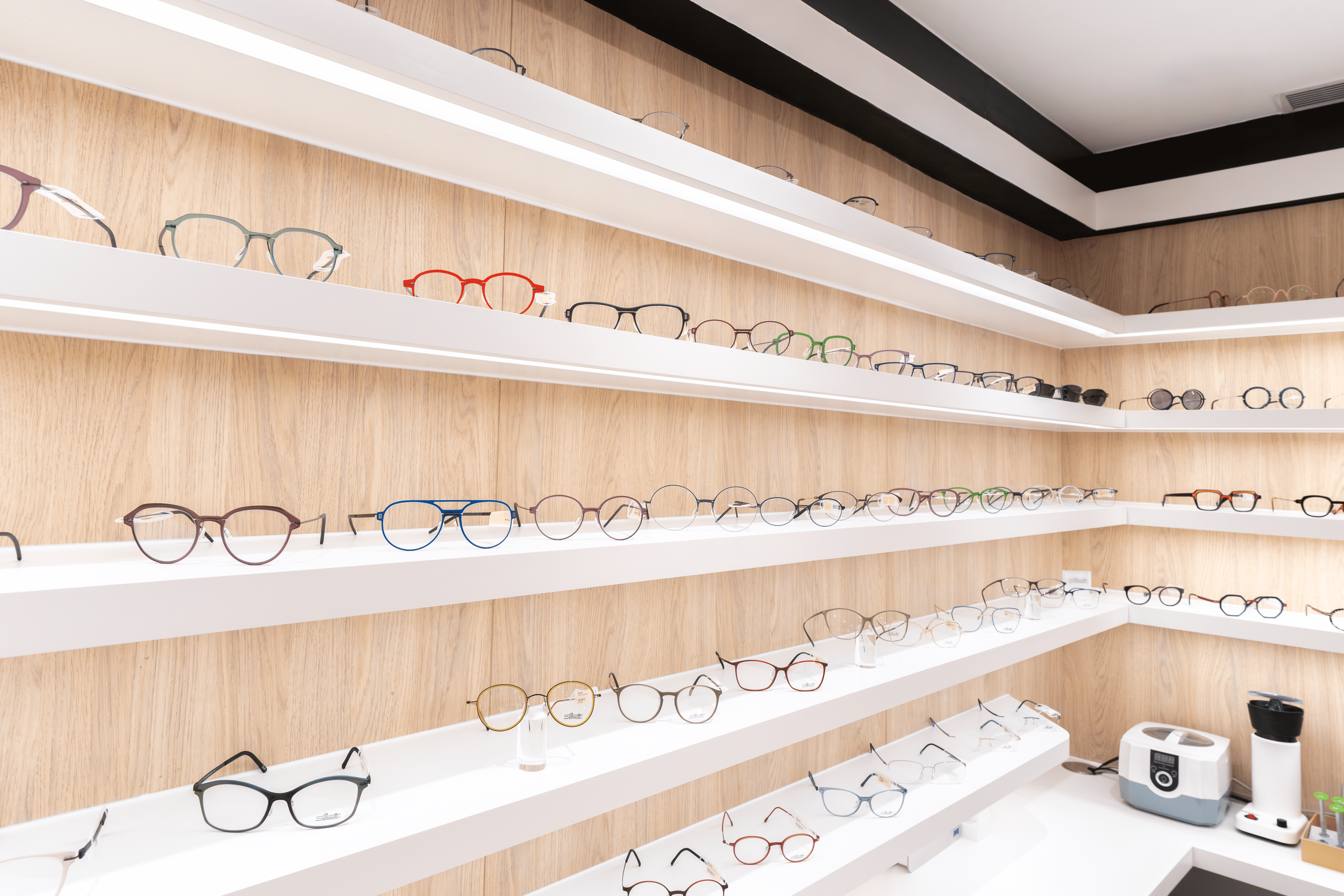 蔡司i.Technology技術的鏡片結合了眼睛光學指紋及個人化數據而量身訂造,締造更銳利、清晰且明亮的視覺。