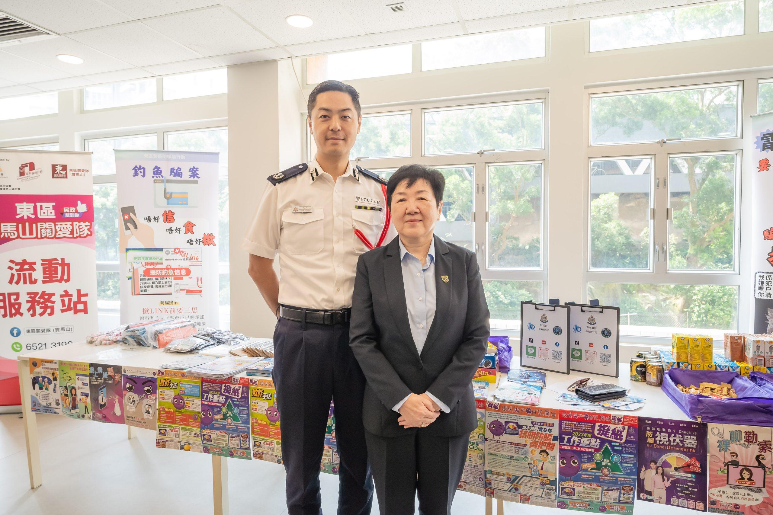 樹仁大學首席副校長孫天倫教授(右)迎接警務處助理處長郭嘉銓(樹仁大學新傳網)