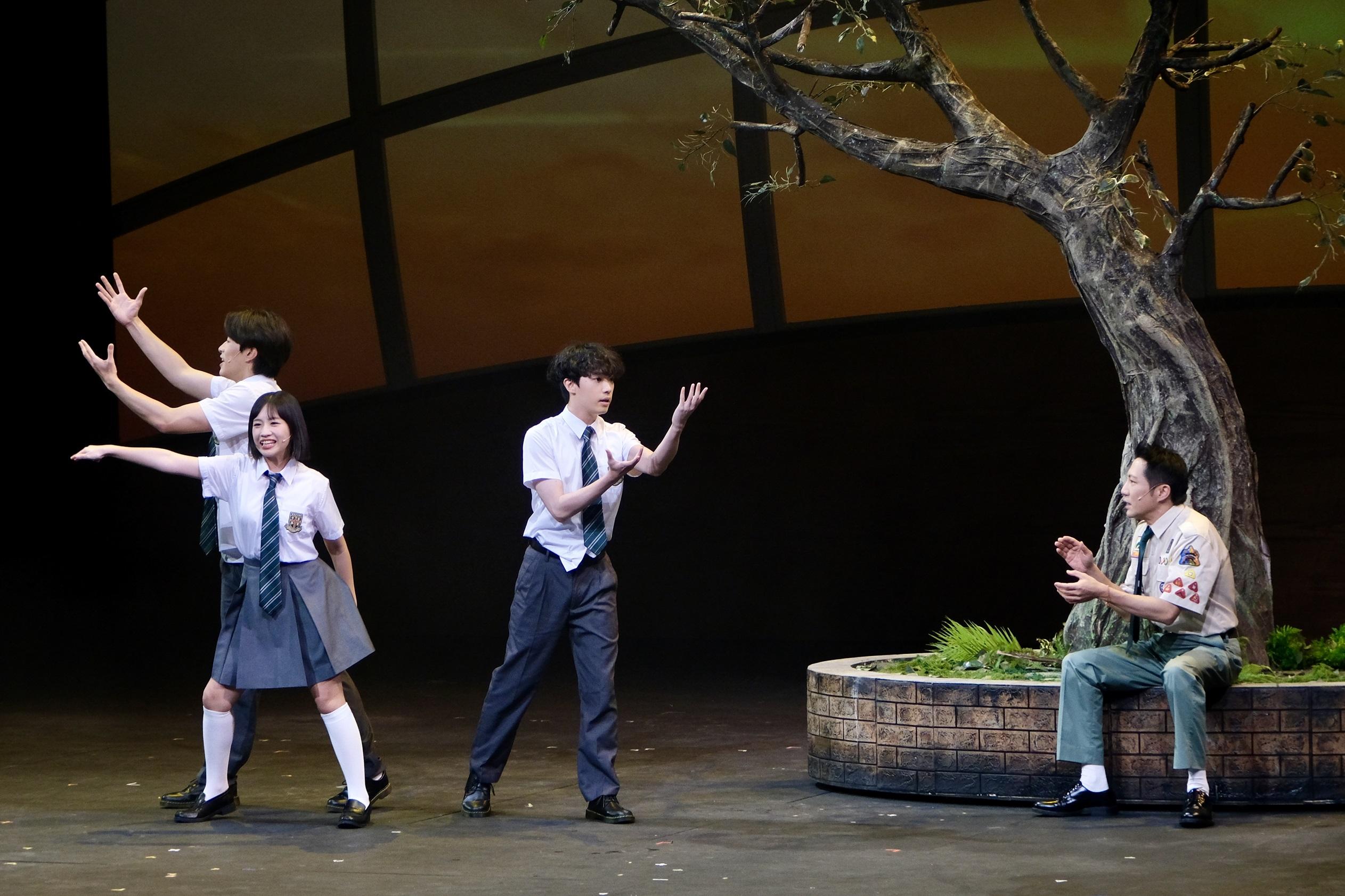 Sica、Katkit和Larry在《Di-Dar音樂劇場》有不少跳舞場面。