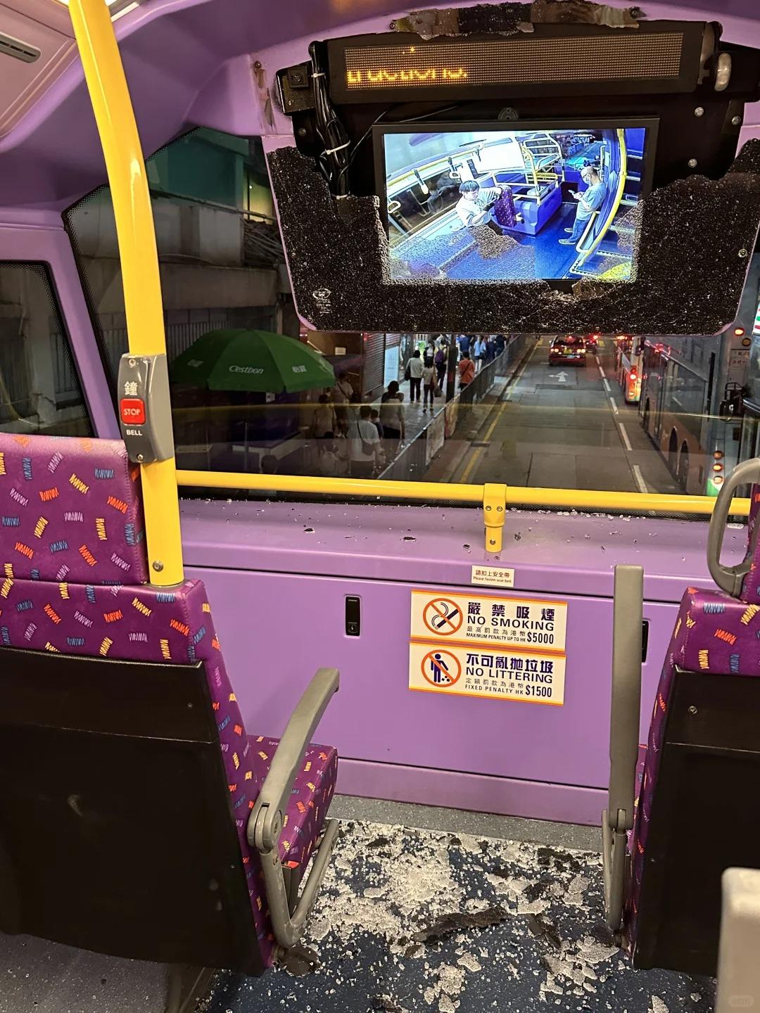城巴發生罕見意外,一名女子在社交平台發文,稱當晚在筲箕灣乘搭608號巴士坐上層,目擊一名女乘客想坐第一排右邊靠通道的位置時遇上巴士煞車,令她整個人撼到車頭的電視屏幕,滿地全是玻璃碎。(小紅書)