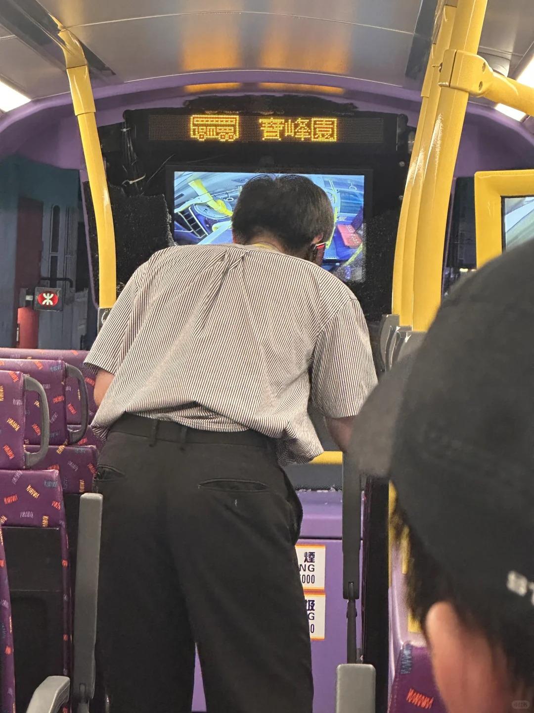 城巴發生罕見意外,一名女子在社交平台發文,稱當晚在筲箕灣乘搭608號巴士坐上層,目擊一名女乘客想坐第一排右邊靠通道的位置時遇上巴士煞車,令她整個人撼到車頭的電視屏幕,滿地全是玻璃碎。(小紅書)