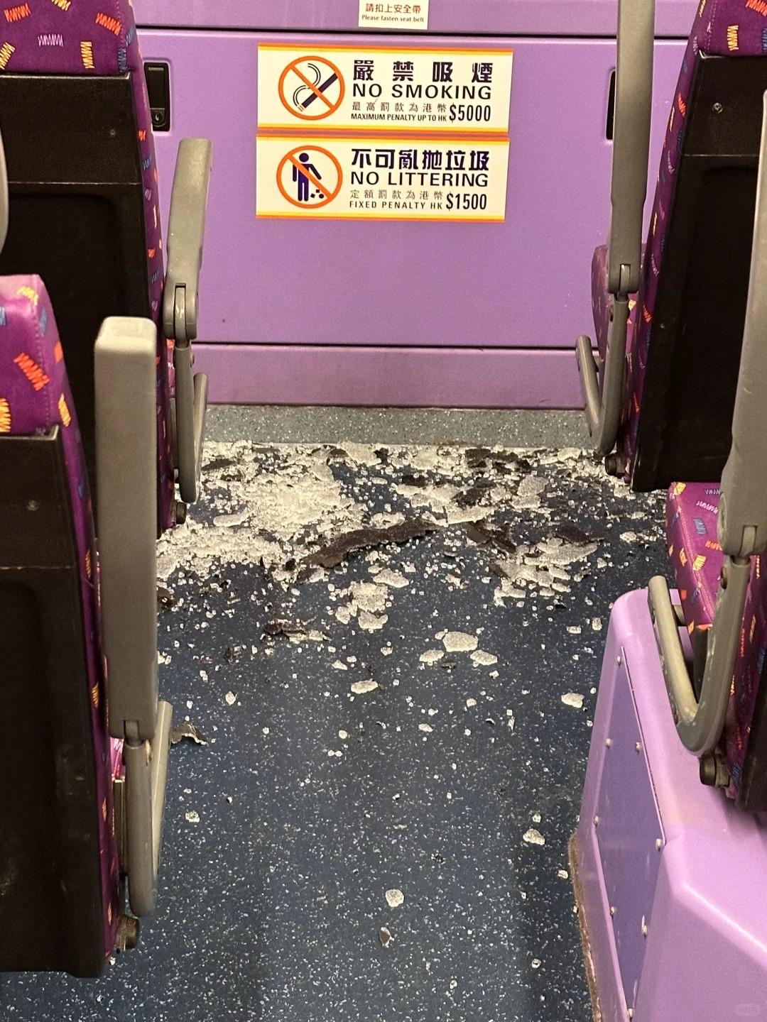 城巴發生罕見意外,一名女子在社交平台發文,稱當晚在筲箕灣乘搭608號巴士坐上層,目擊一名女乘客想坐第一排右邊靠通道的位置時遇上巴士煞車,令她整個人撼到車頭的電視屏幕,滿地全是玻璃碎。(小紅書)