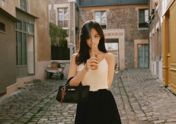 李一桐於巴黎街頭,拍下不少美照。