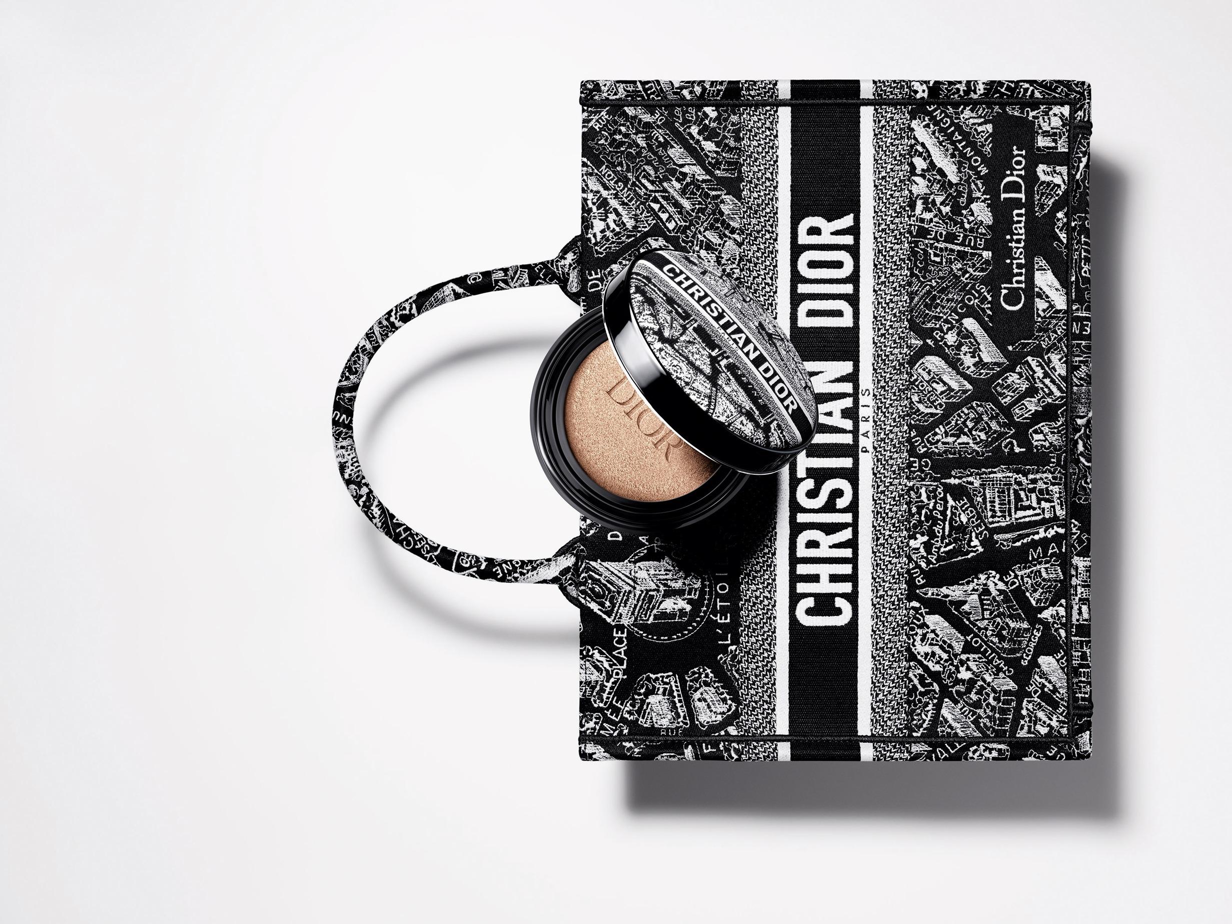 秋妝2024|Dior巴黎地圖系列 珍藏版恆久貼肌氣墊粉底粉盒 $275