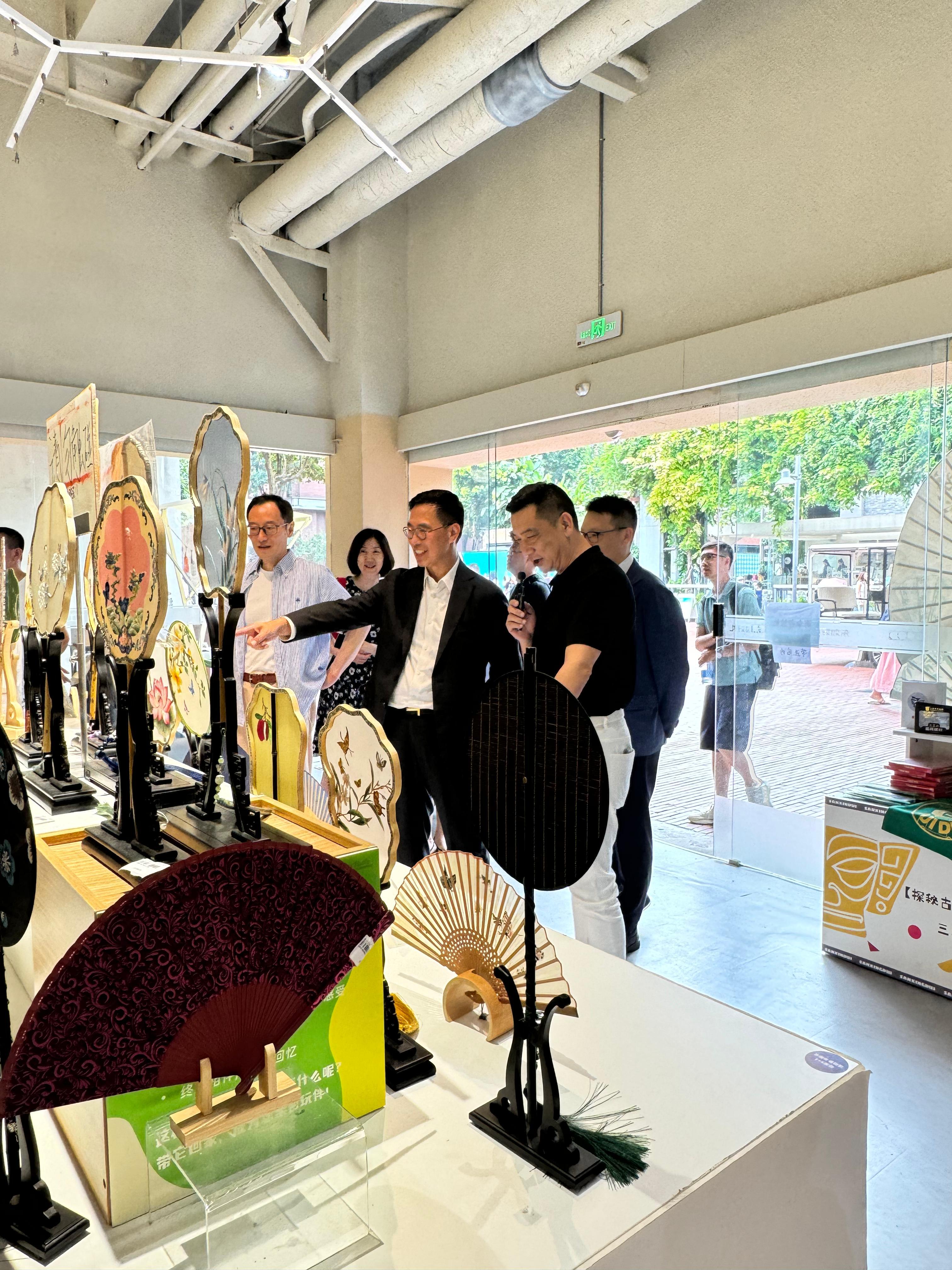 楊潤雄出席大熊貓贈港合作協議書簽署儀式 指即將赴港大熊貓會成為親密家人