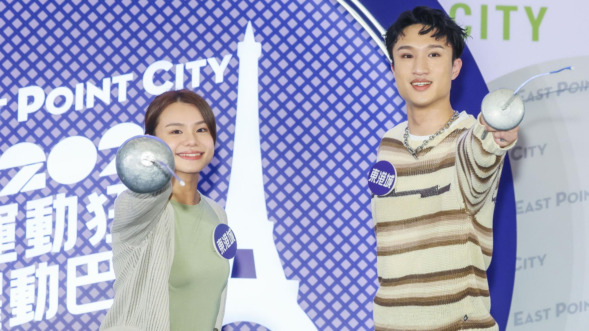 香港劍擊運動員連翊希及蔡俊彥到商場出席活動,更即場教小朋友打劍。