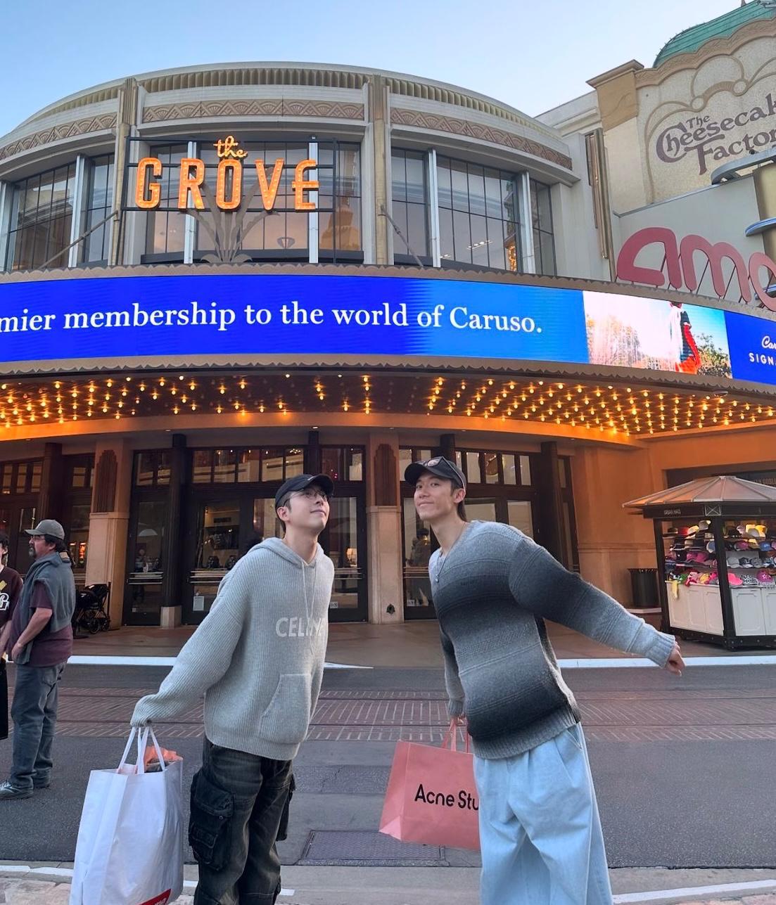 Edan與Stanley「神還原」Jer的「企鵝」pose。